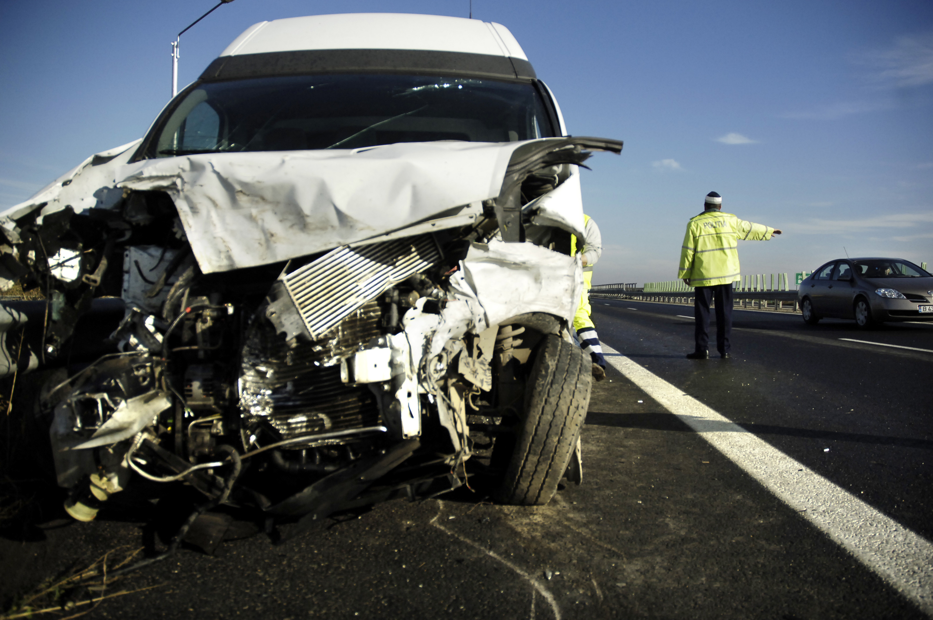 Patru morti dupa ce un microbuz romanesc s-a ciocnit cu un camion in Ungaria