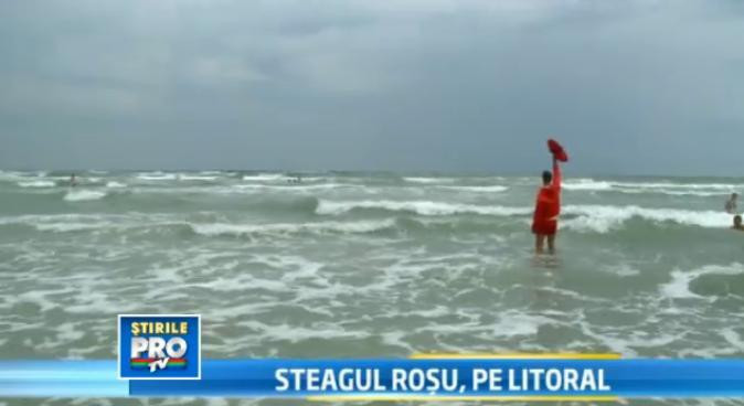 Steagul rosu arborat de salvamari pe litoral. Valurile periculoase au bagat un barbat in spital