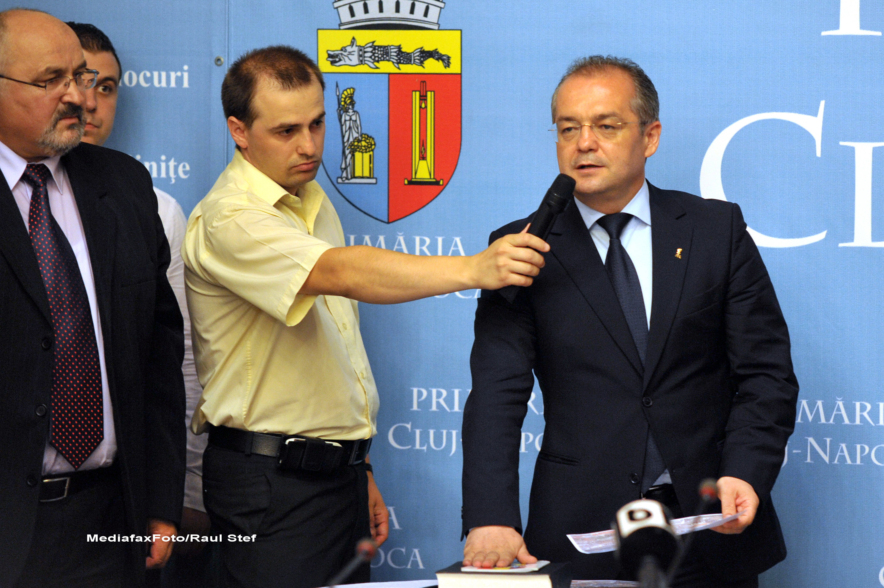 Prima zi de munca a lui Emil Boc in Primarie. Si-a gasit biroul modernizat si a hranit testoasele