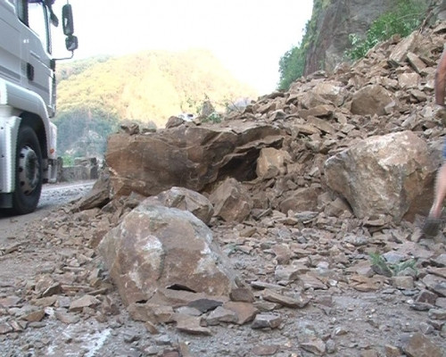 Pericol pe Valea Oltului. Un barbat, ranit dupa ce masina lui a fost lovita de pietre de pe versanti