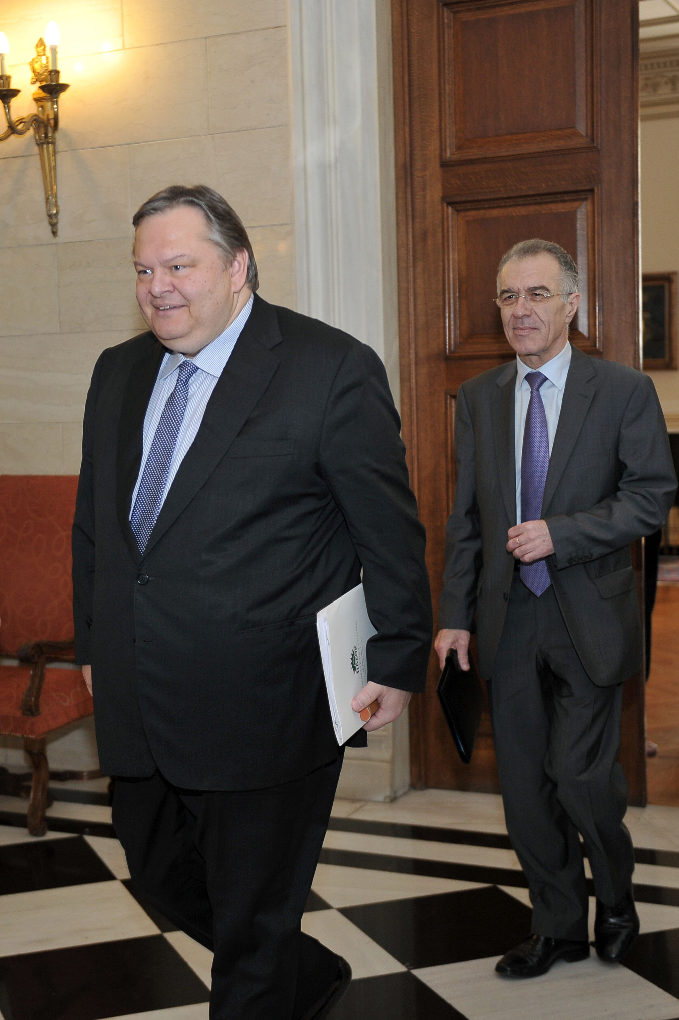 Grecii risca sa ramana fara salarii si pensii pentru ca politicienii s-au imbolnavit subit