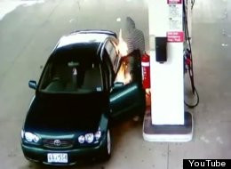 Arde, uite cum arde. Un barbat a uitat de regula nr. 1 intr-o benzinarie: nu-ti apinde tigara. VIDEO