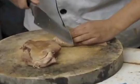 Traditiile culinare barbare din China. Cum sunt ucisi cainii pentru a fi mancati. VIDEO