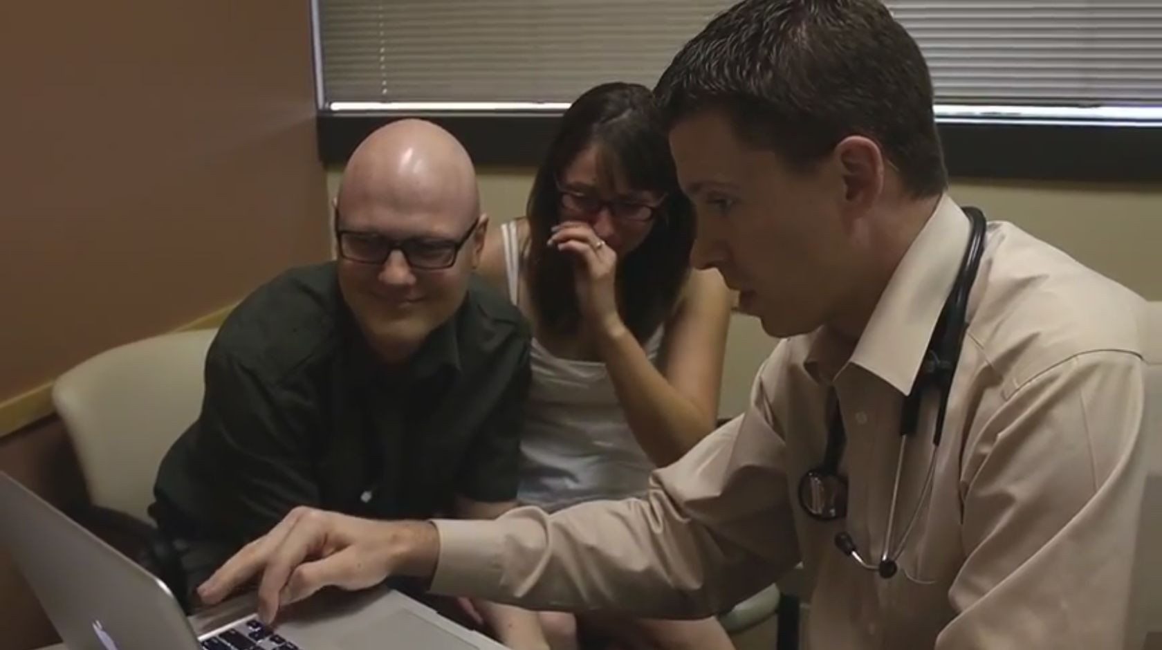 VIDEO. Momentul emotionant in care un barbat afla ca s-a vindecat de cancer. Sotia ii e alaturi