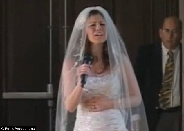 VIDEO. Cea mai inedita ceremonie de nunta. Cum isi arata aceasta mireasa dragostea pentru sotul ei