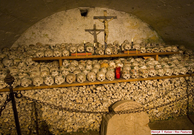 Galerie FOTO. Casa Oaselor, cladirea decorata cu peste 1.200 de cranii umane