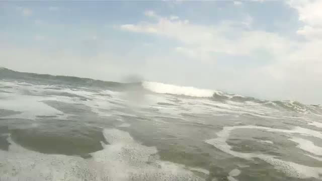 Valuri uriase si furtuna de nisip la mare. Un tanar a ignorat steagul rosu si a murit la Costinesti