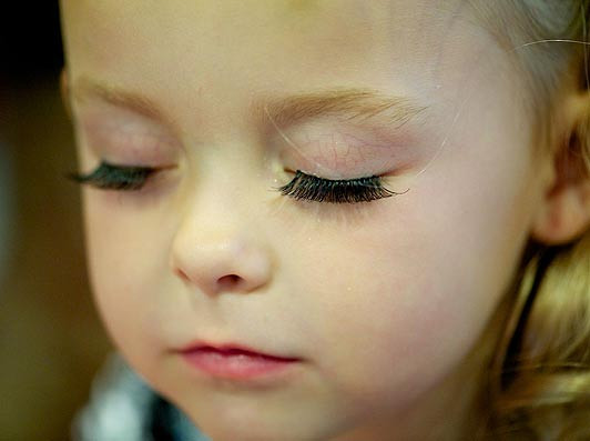 Imagini cutremuratoare. Fetite de 2 ani invata cum sa se machieze si sa pozeze provocator. FOTO