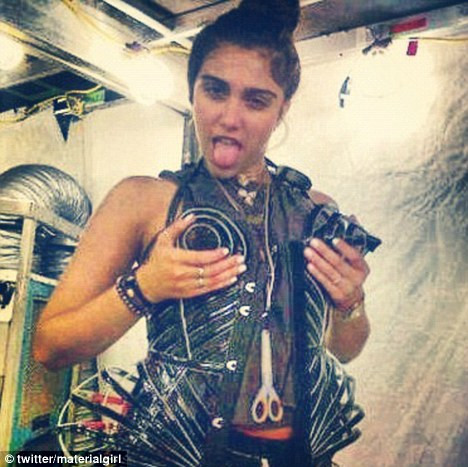 Asa mama, asa fiica. Loudes a pozat in faimosul sutien cu conuri al Madonnei