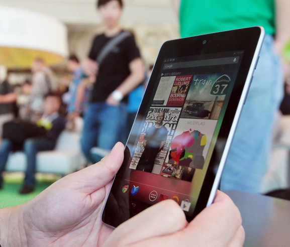 Google si-a lansat prima tableta. Cum arata Nexus 7 si cat costa gadgetul care ameninta Apple