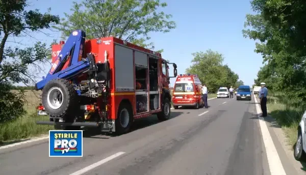 Accident cu doua victime la iesirea din Timisoara spre Sacalaz. O masina a intrat intr-un pom