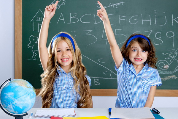 Raport C.E.: Copiii invata limbi straine de la 3 ani. Engleza, prima in topul preferintelor