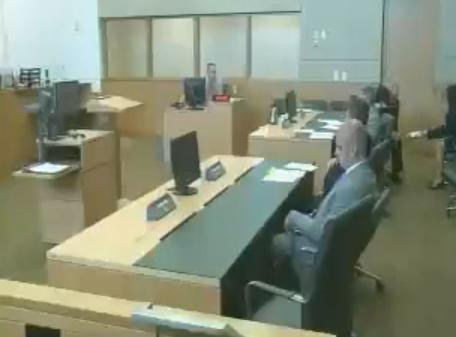 VIDEO SOCANT. Un milionar s-a sinucis chiar in sala de judecata, dupa ce a fost condamnat
