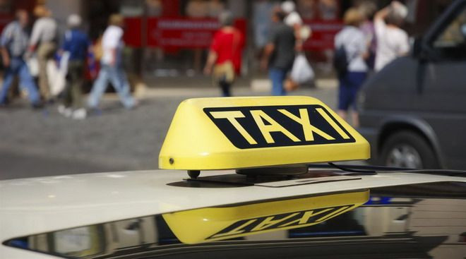 Un mort si sase raniti, dupa ce o soferita din Capitala a trecut pe rosu si a spulberat un taxi