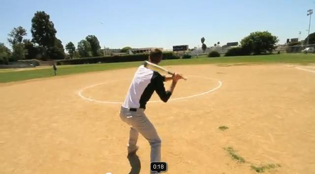 E doar un trucaj sau o iluzie optica? Baietii care transforma jocul de baseball intr-unul de tenis