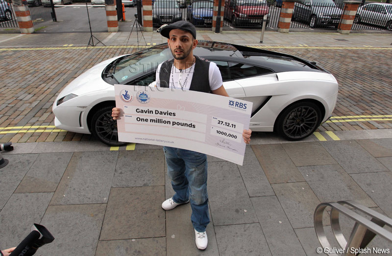 Un luptator de MMA, milionar la loterie, a incercat sa-si ucida iubita cu centura masinii de lux