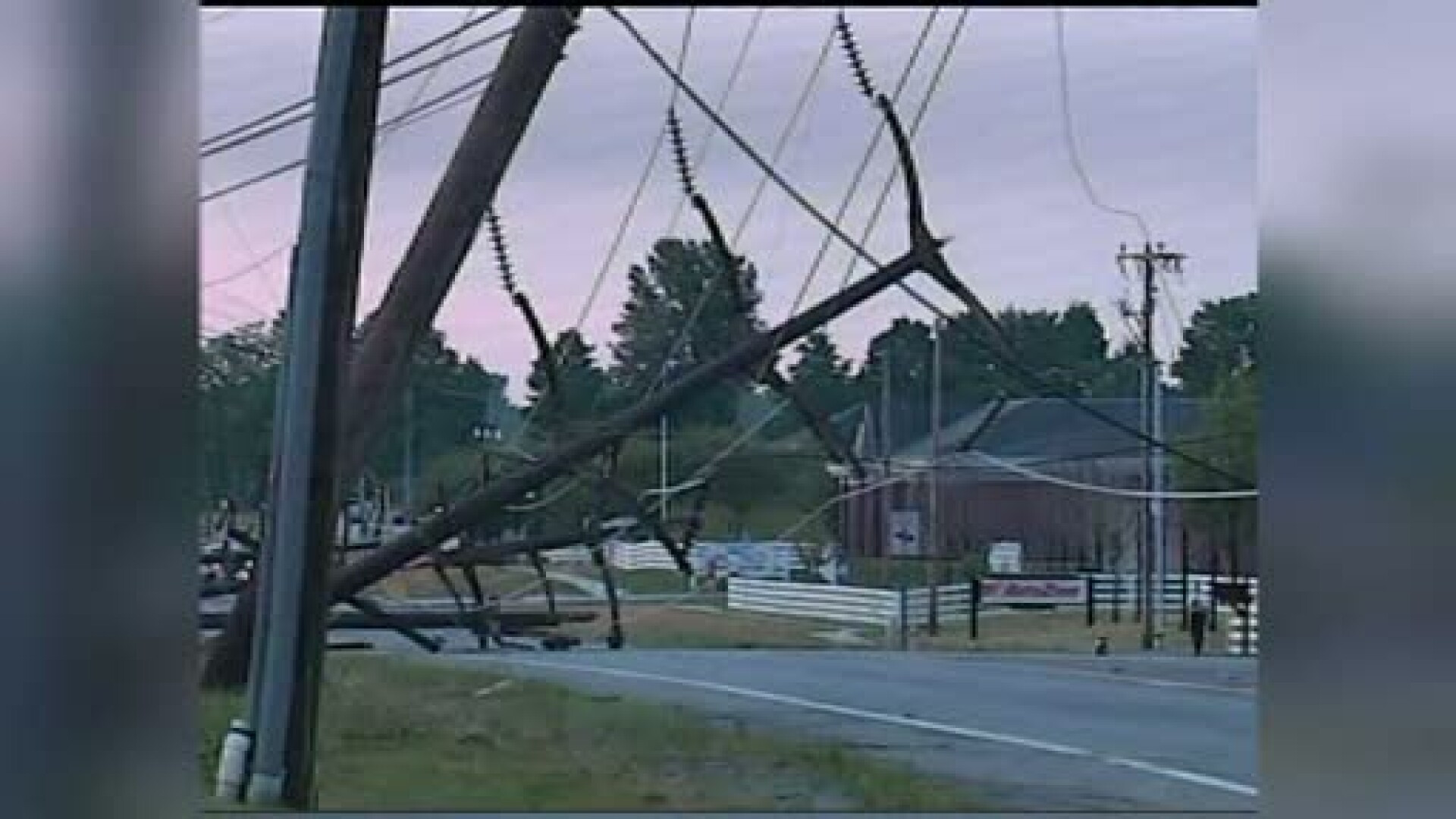 12 morti in SUA dupa o furtuna Derecho. 2 milioane de americani au ramas fara curent electric