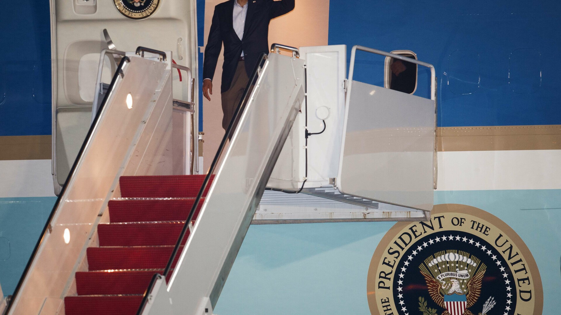 Telefonul dat de Barack Obama din Air Force One, publicat de presa. "Trimiteti bani, va implor"