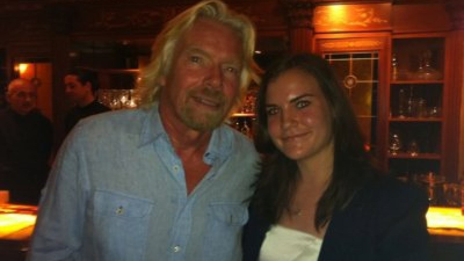 La 18 ani a dat gata un mare miliardar cu ideea ei de afaceri. El i-a cerut o intalnire pe Twitter