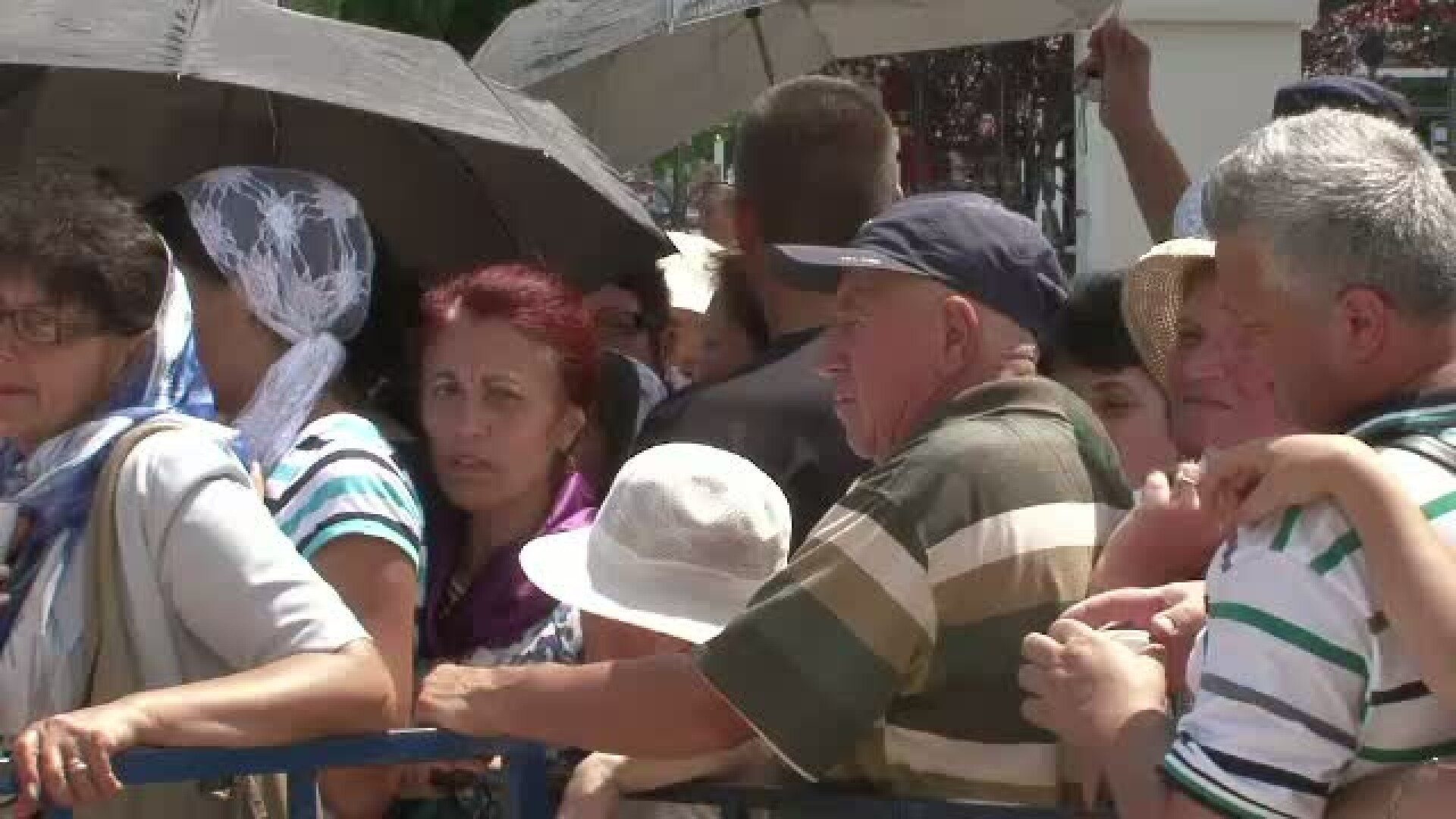 Coate, nervi si imbranceli. Caldura le-a fiert sangele in vene celor 3.000 de crestini de la Mioveni