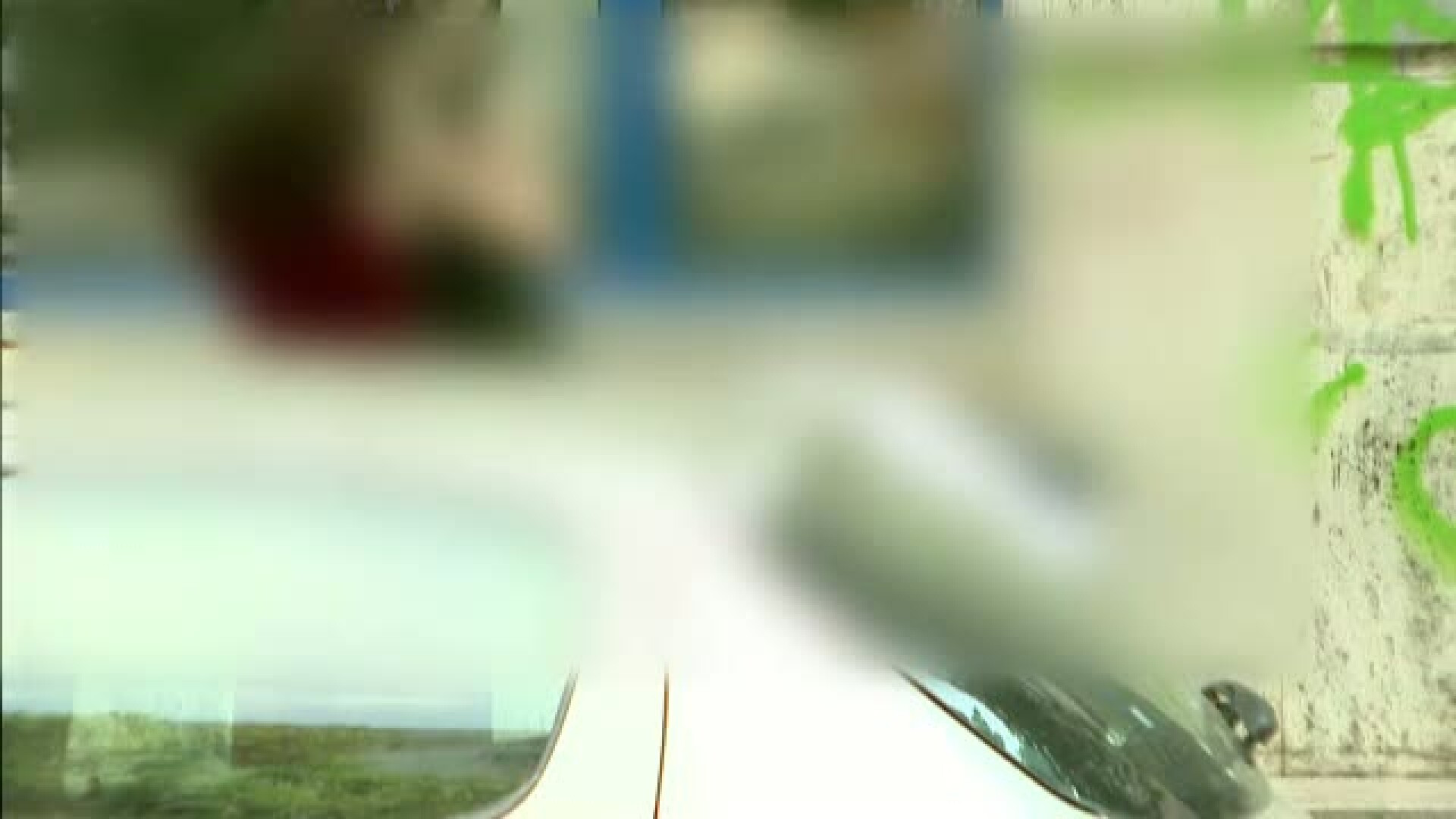 Nu au mai avut rabdare pana acasa si s-au iubit langa Palatul de Justitie din Capitala. VIDEO