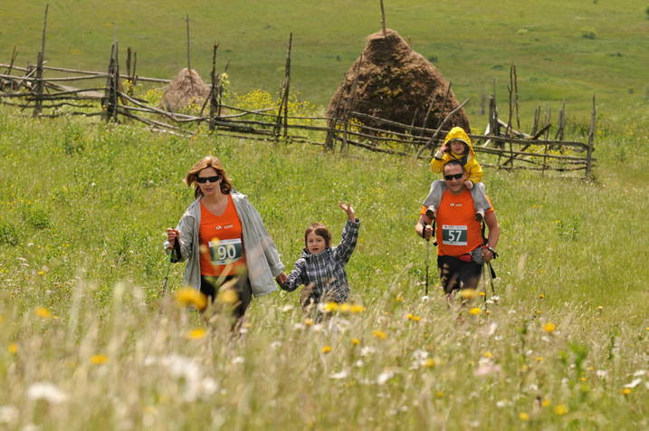 500 de persoane sunt “Hoinari prin trecut” la Maratonul Apuseni
