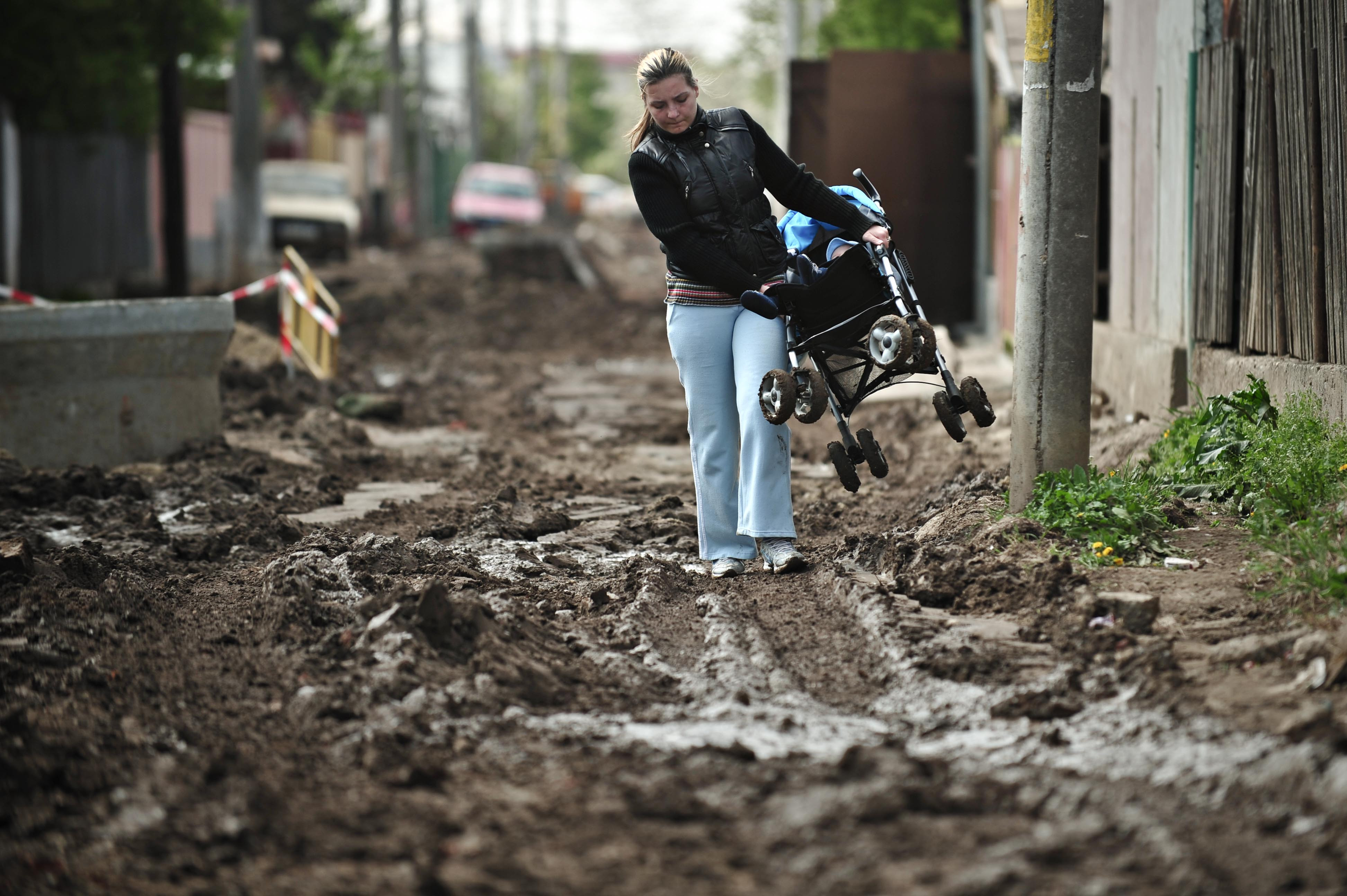 Cu ce e infundata canalizarea Bucurestiului. Apa Nova a gasit covoare, linoleum si cauciucuri