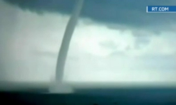 Fenomen rar pe malul Marii Negre. Un vartej urias a adus ploi abundente si grindina. VIDEO