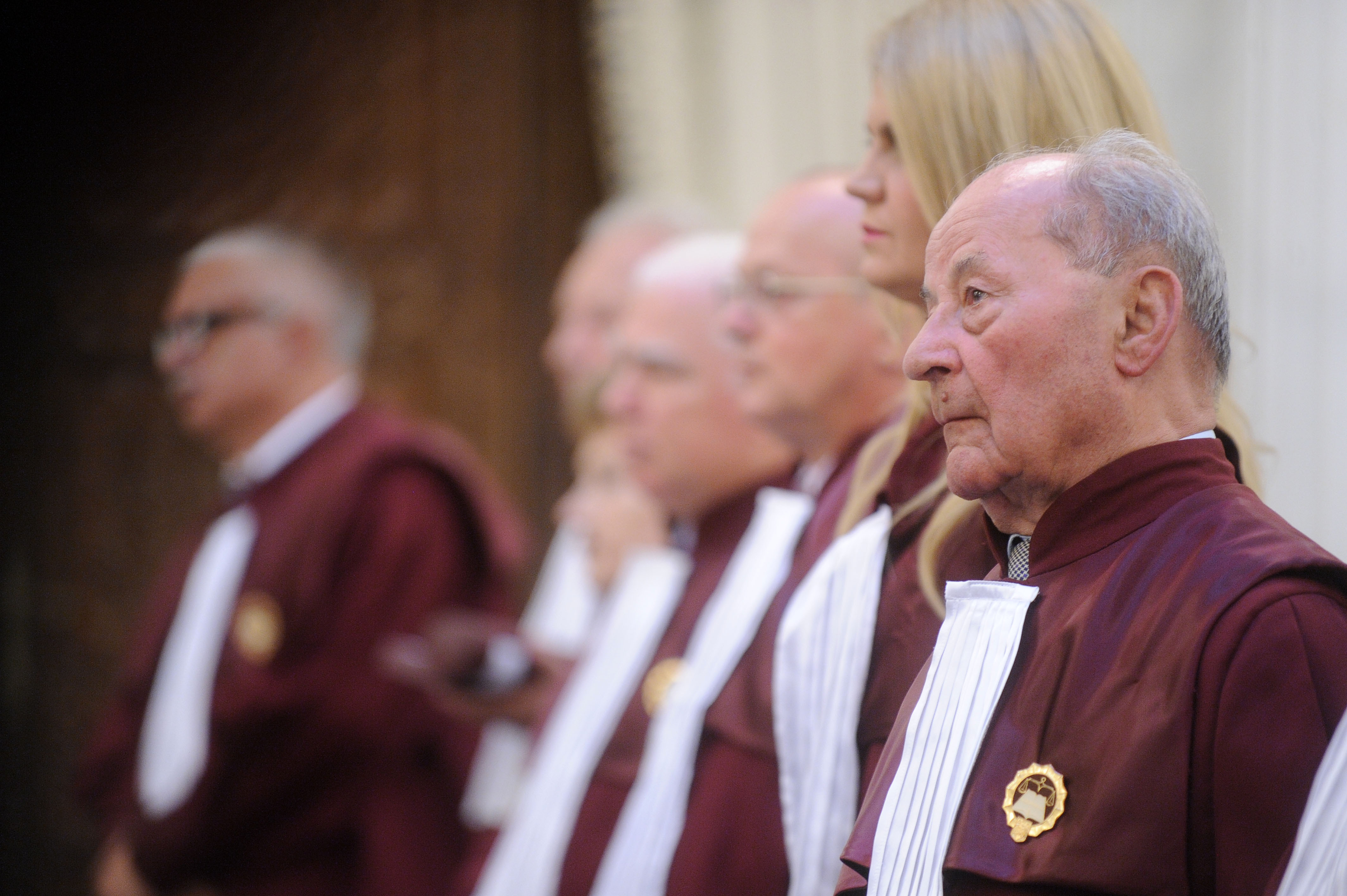 Curtea Constitutionala a respins cererea lui Funar de obligare a candidatilor sa declare daca au fost ofiteri acoperiti