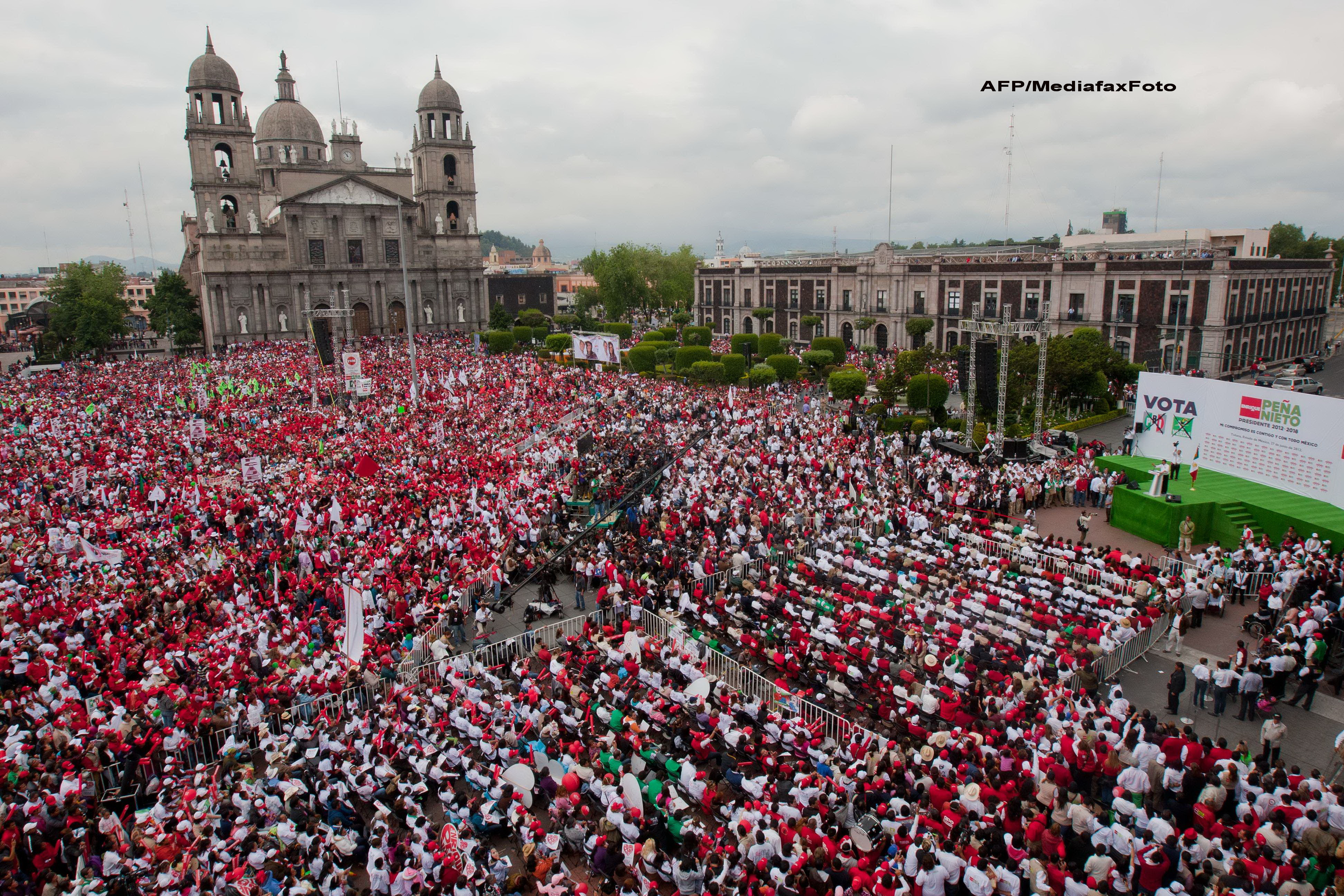 Scandal provocat in public de un primar din Mexic. Ce i-a facut unei fete care a venit langa el pe scena