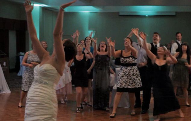 Tanara atat de hotarata ca urmatoarea nunta sa fie a ei, incat acum tot internetul rade de ea. VIDEO