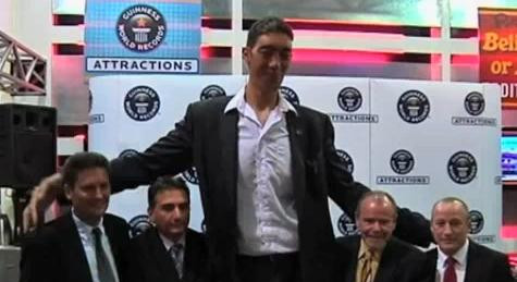 Ce s-a intamplat cu cel mai inalt om de pe pamant dupa ce s-a operat. Video