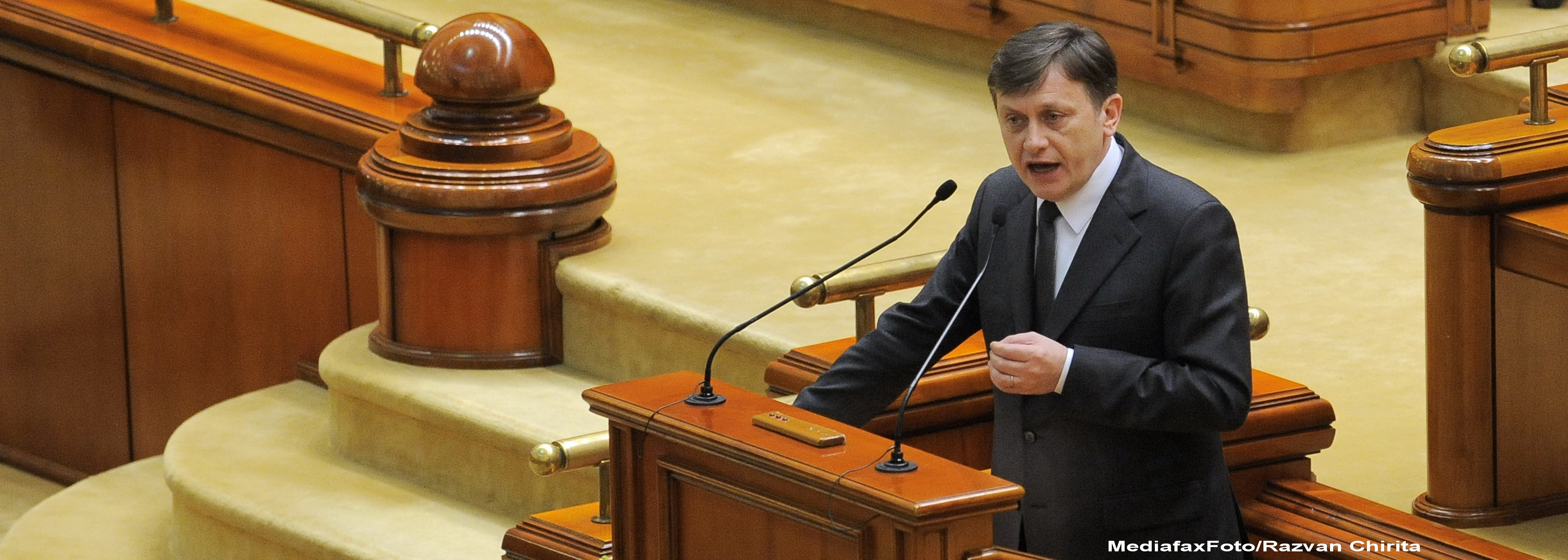 Crin Antonescu este noul presedinte al Senatului. Vasile Blaga a fost revocat si face contestatie