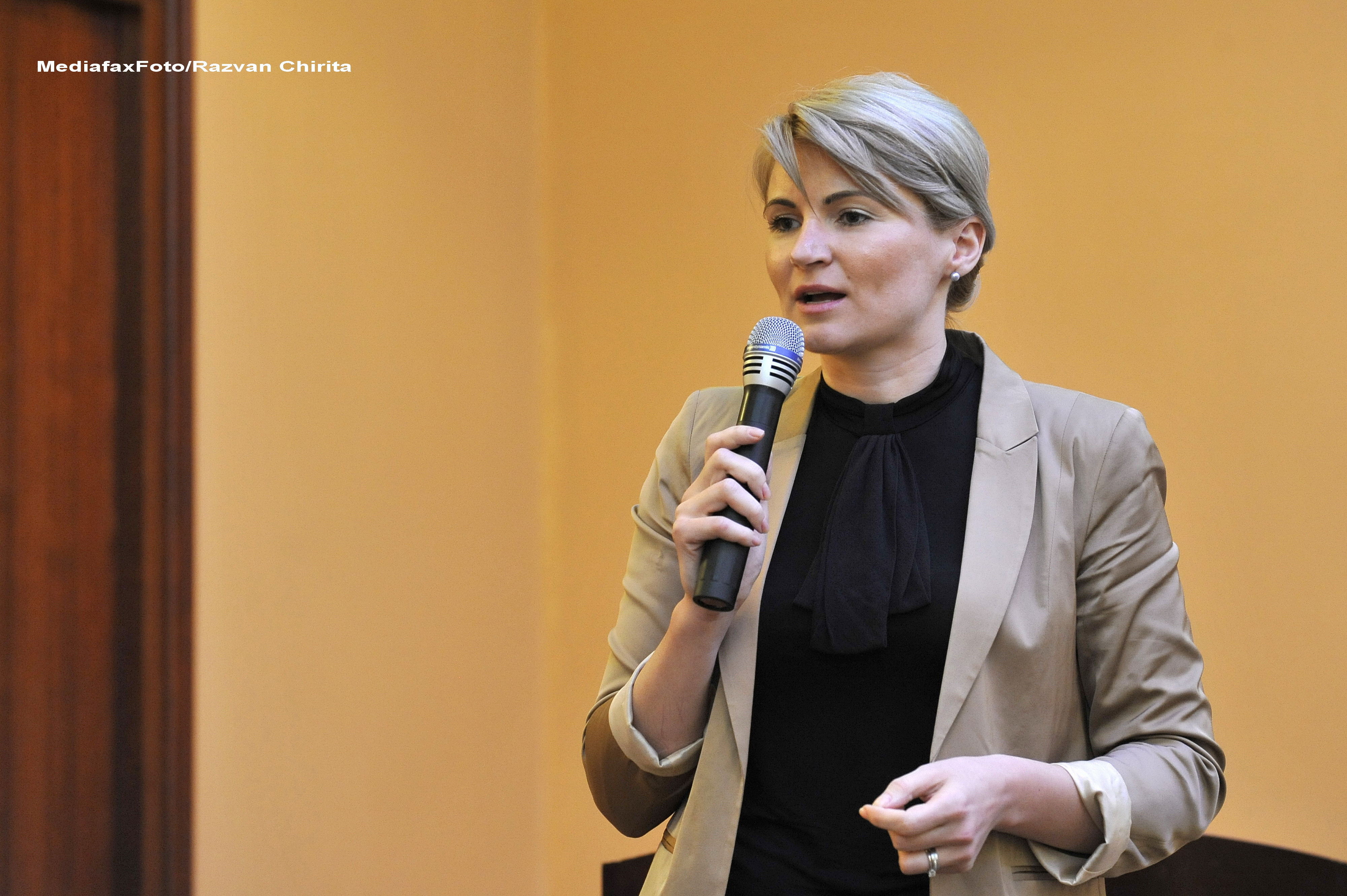 Andreea Paul: Planul USL oscileaza intre impostura, prostie si lovitura de stat