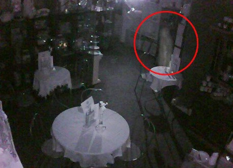 S-a uitat pe camera de supraveghere si era sa faca infarct. "Puteam sa vad prin ea. Nu era vie"