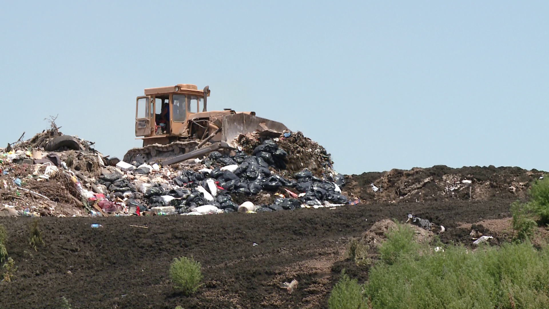 Scandal printre gunoaie intre un grup de rromi si angajatul unei firme. Vezi aici ce s-a intamplat