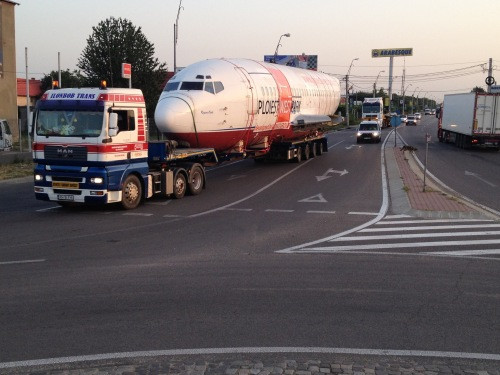 VIDEO. Un avion de linie circula pe sosea, spre Ploiesti. Un Boeing va fi transformat in RESTAURANT