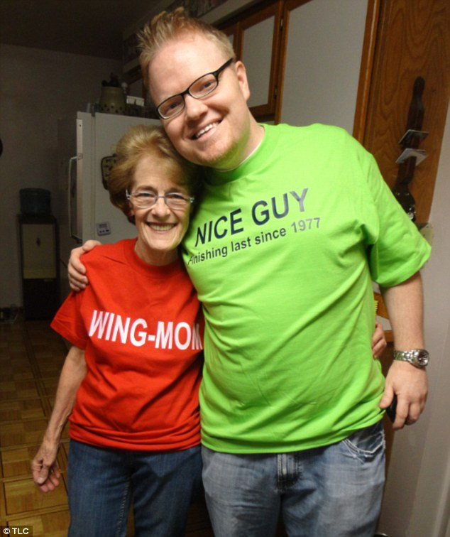 Povestea unui barbat virgin la 34 de ani, care asteapta ca mama lui sa ii aleaga o iubita