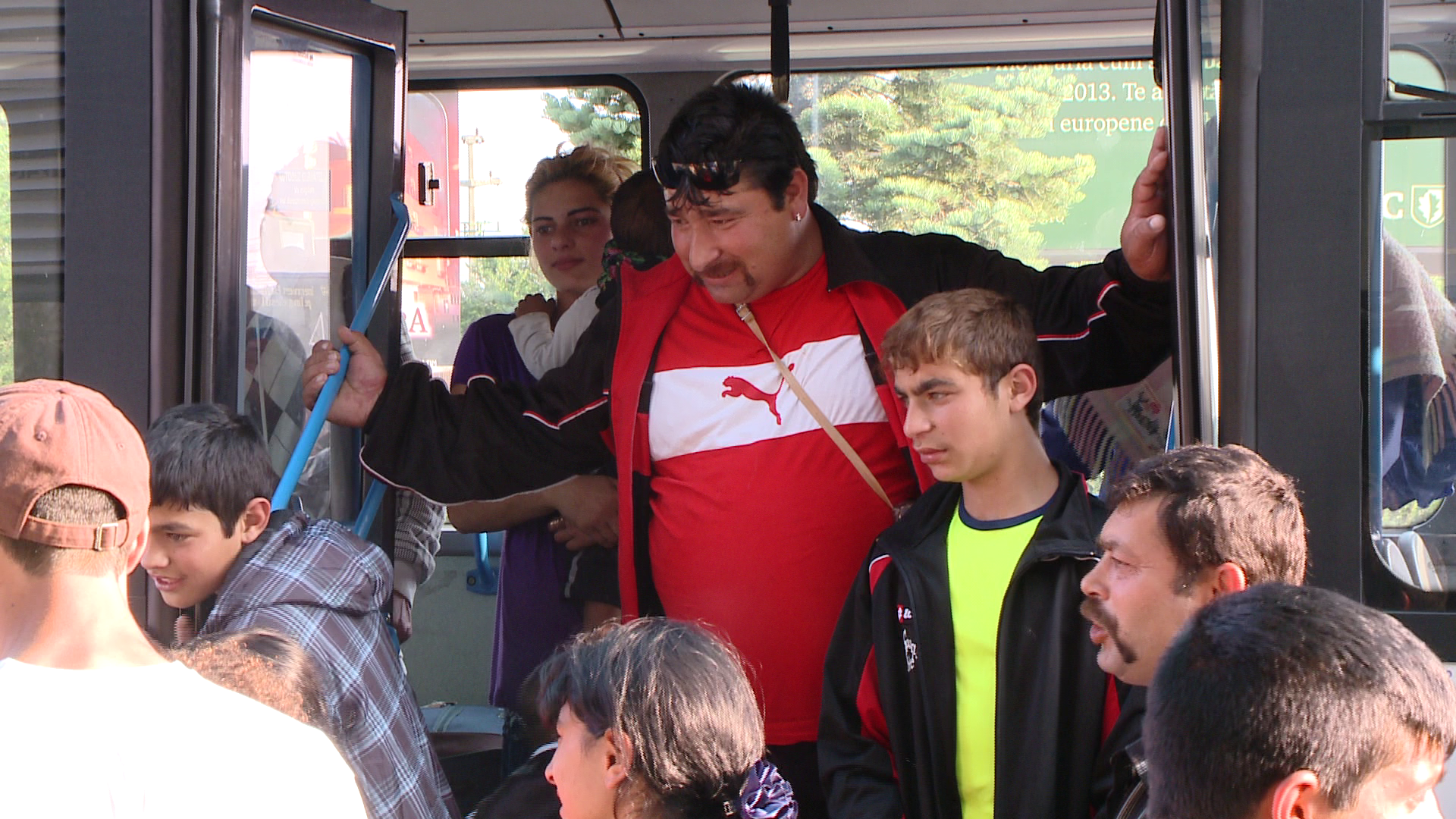 Aproape 200 de rromi care au cunoscut gustul vietii pariziene s-au intors aseara acasa