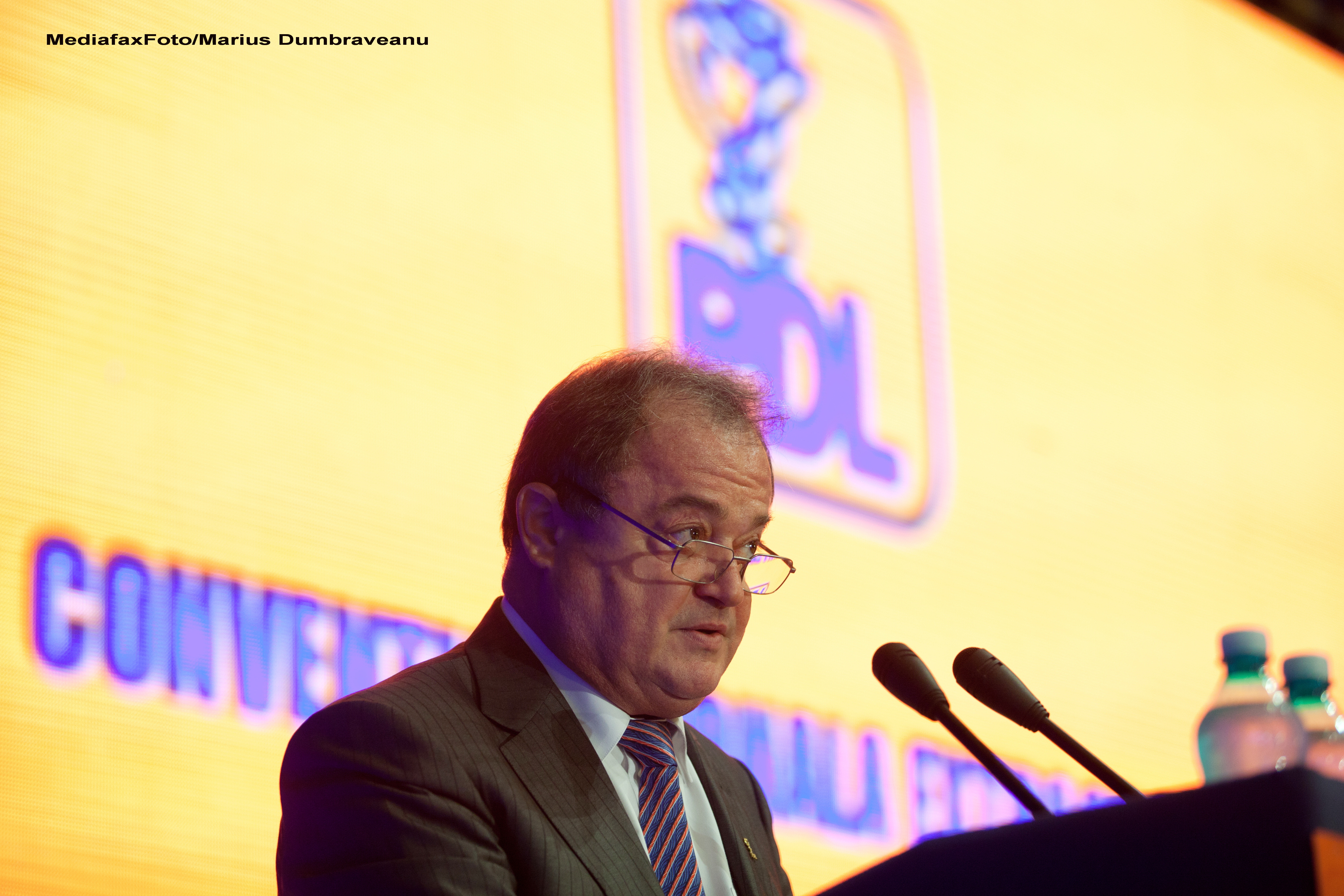 Vasile Blaga: Stroe isi face imagine trimitand Politia in scoli; Ponta, trimitand Politia acasa