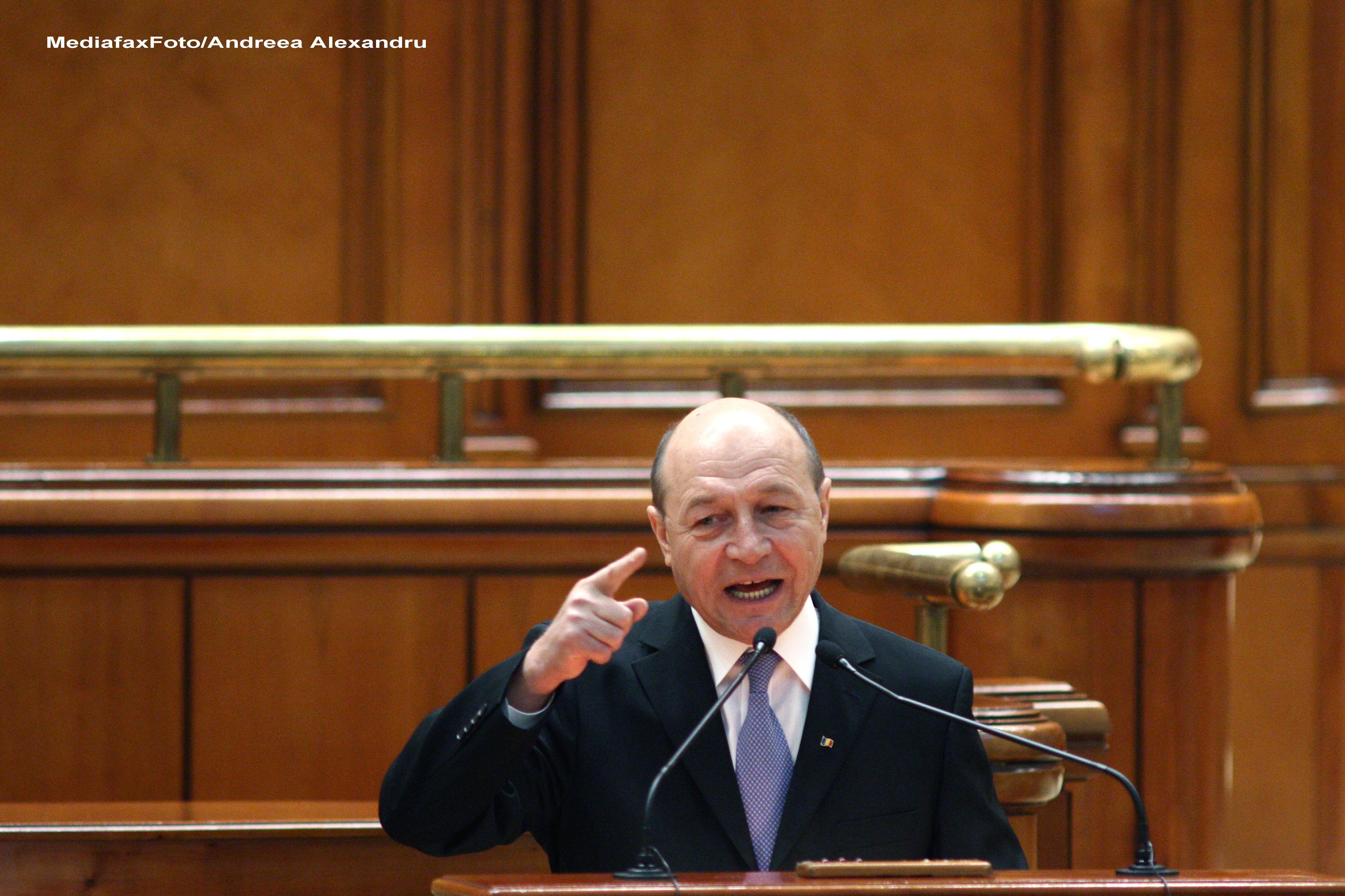 Basescu: La momentele prin care trece tara, nici Ponta, nici Antonescu nu o servesc mai bine ca mine