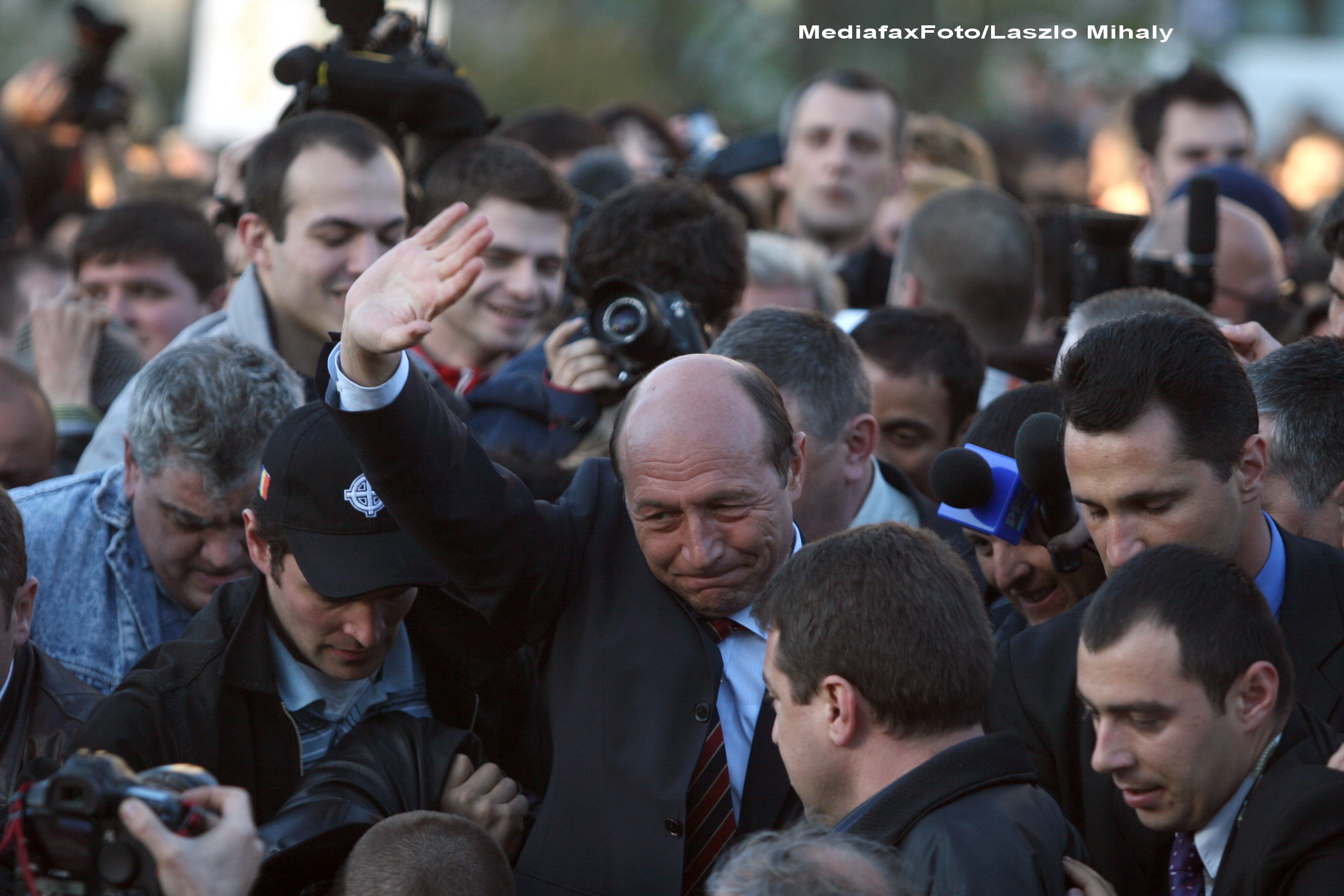 Sute de persoane au protestat in Bucuresti, Cluj si Arad fata de actuala criza politica