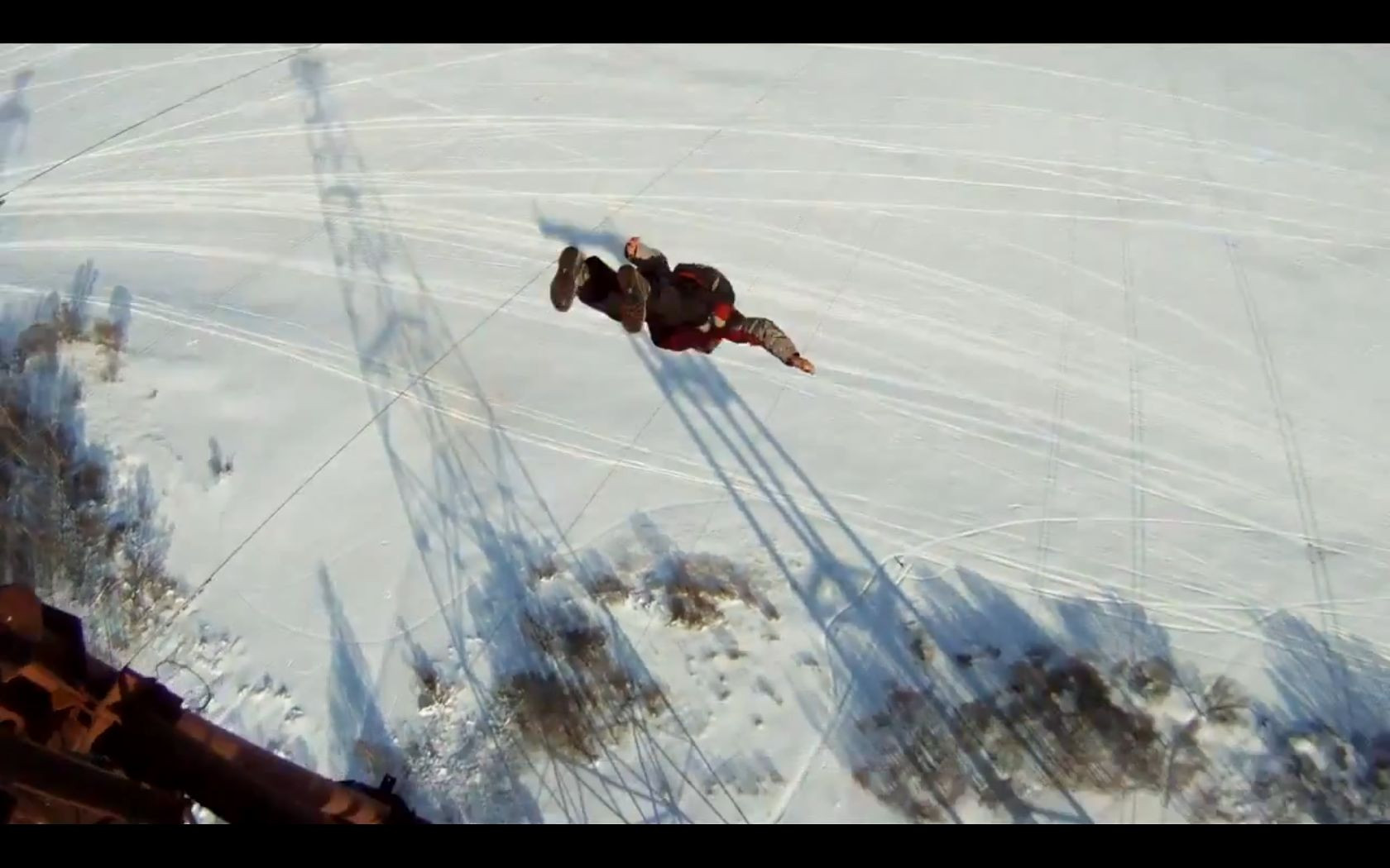 VIDEO. A supravietuit unei caderi de la 120 de metri, dupa ce parasuta nu i s-a deschis