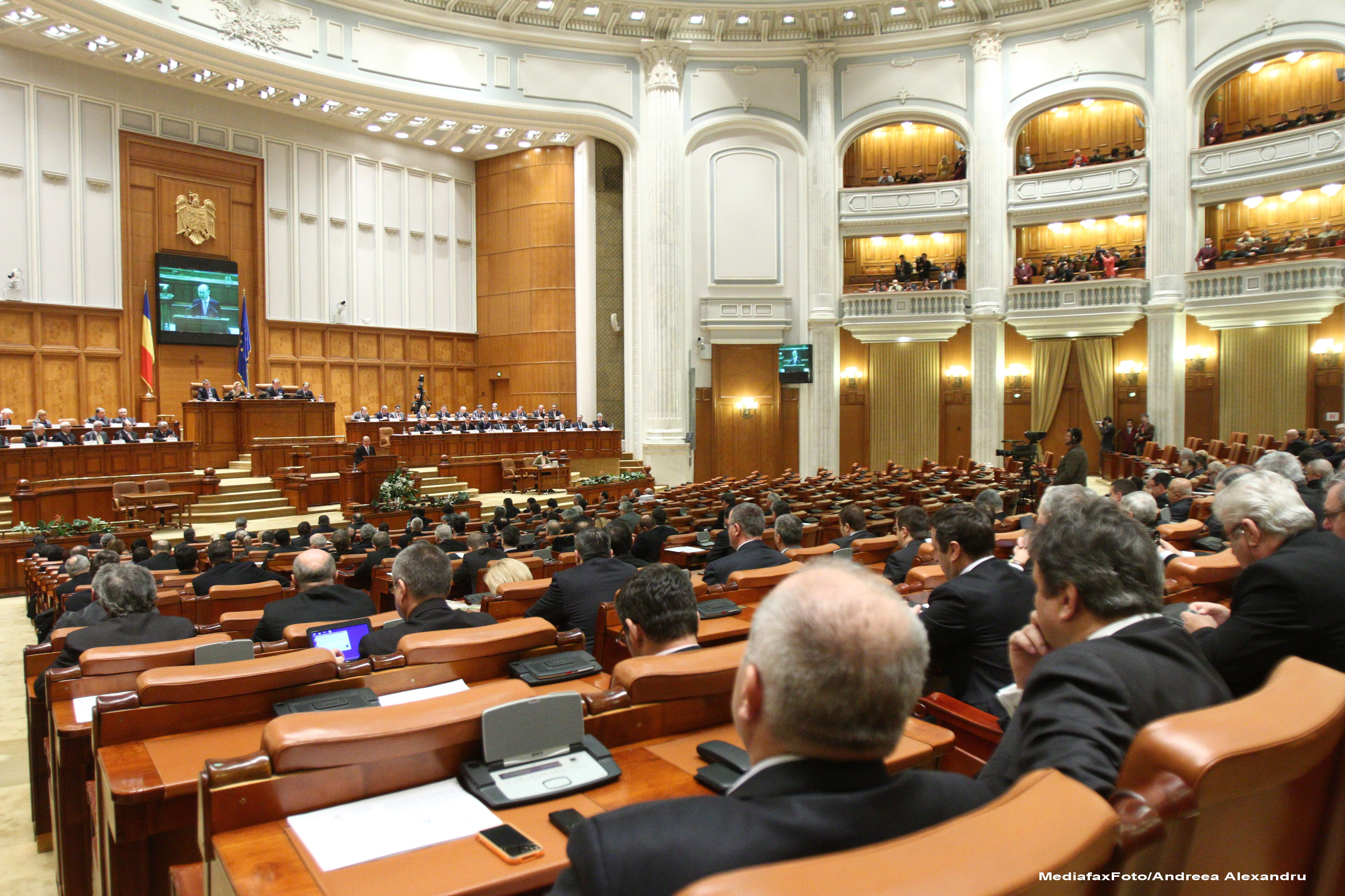 Parlamentul Romaniei, chemat din vacanta sa aplice decizia Curtii Constitutionale, asa cum cere UE