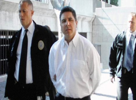 Politicianul care risca 26 de ani de inchisoare pentru ce le facea angajatelor in biroul sau. VIDEO