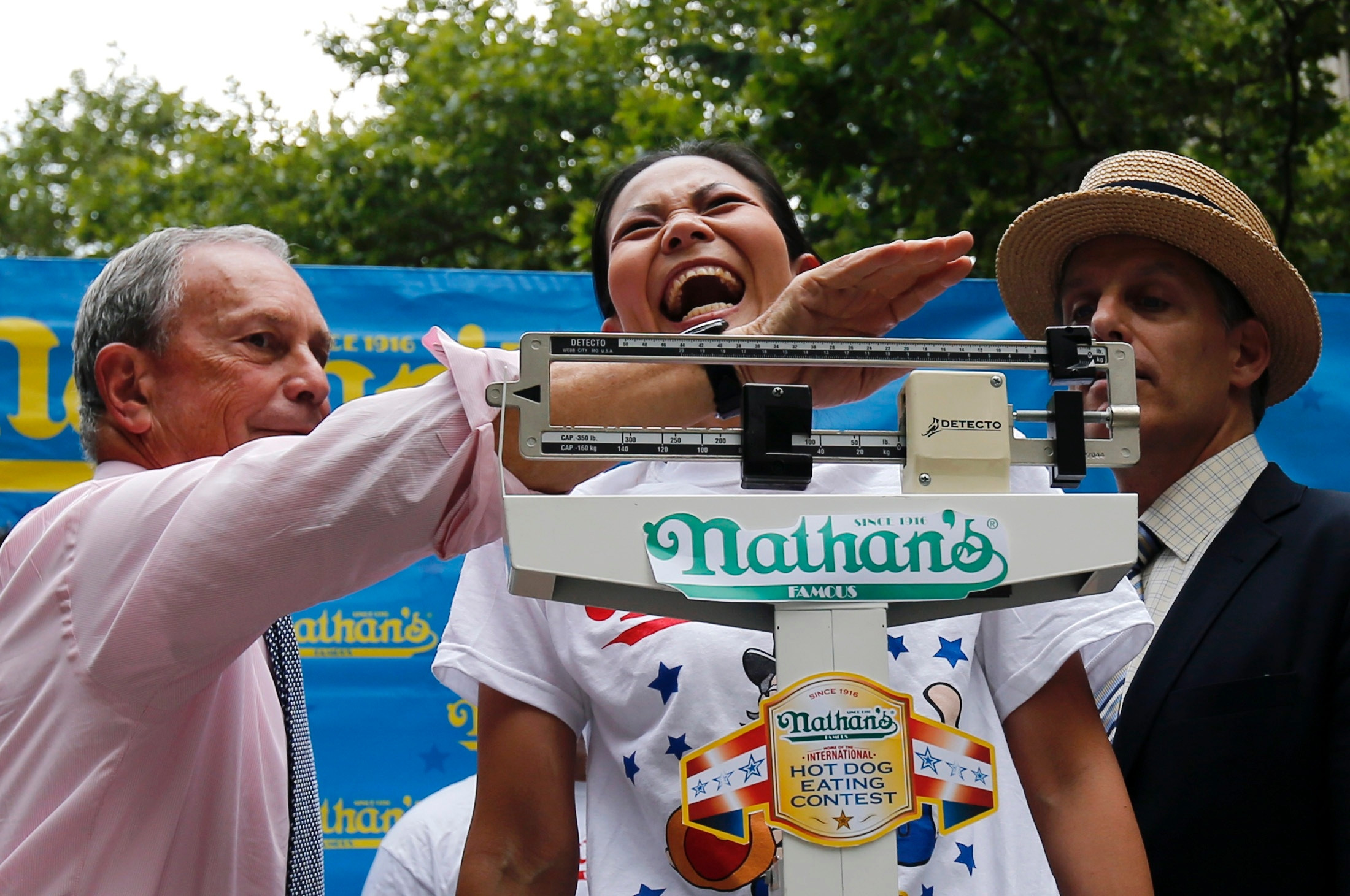 EA este castigatoarea concursului de mancat hotdogi de la New York. Ce record mondial a stabilit: