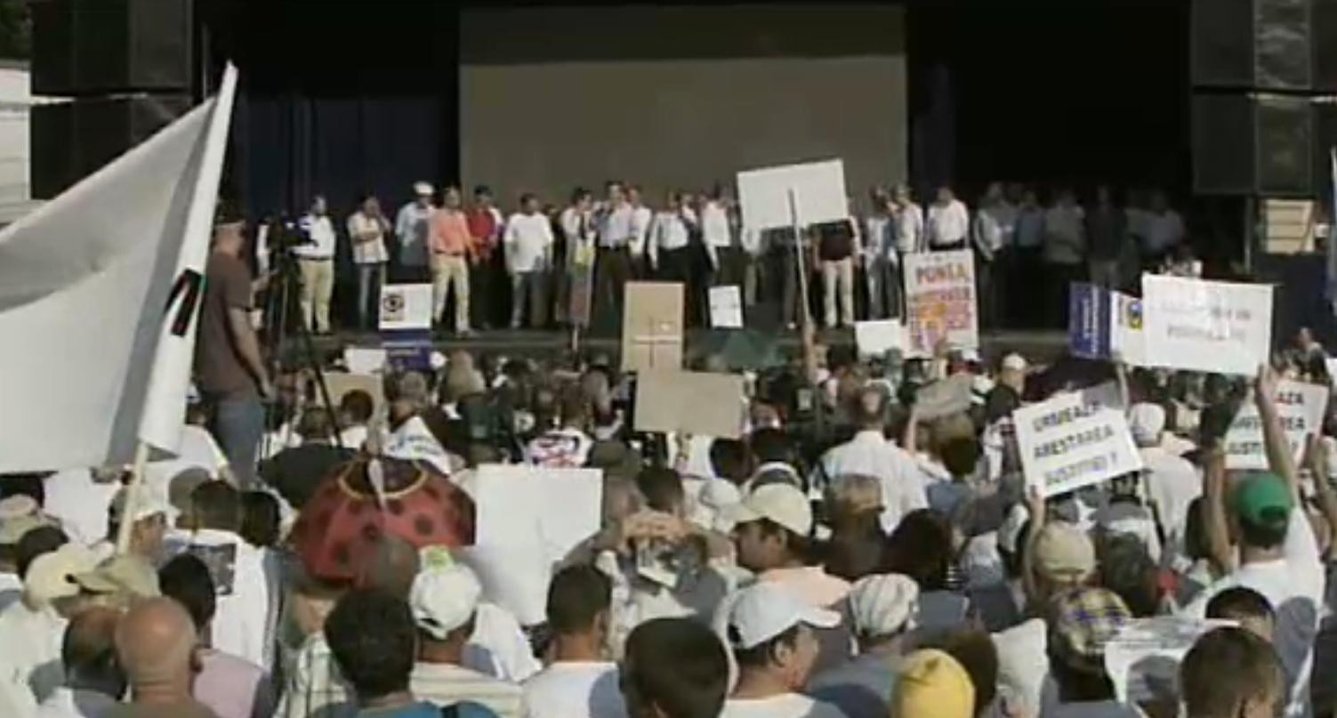 Peste 2.000 de oameni au participat la mitingul PDL. Ungureanu: "Tacerea noastra se opreste aici"