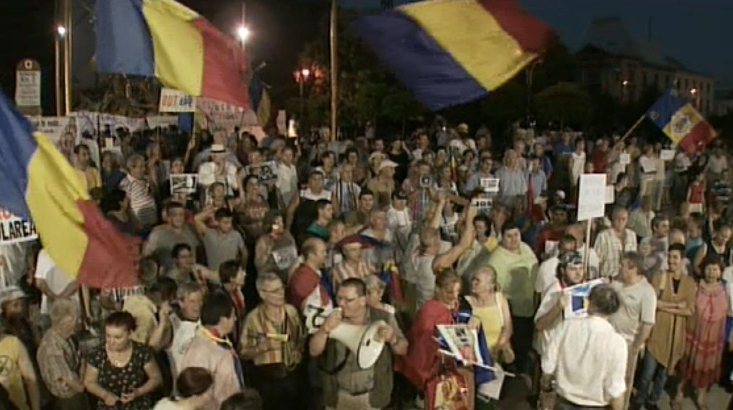 Proteste pro si contra Basescu in Capitala. Cativa manifestanti s-au luat la bataie