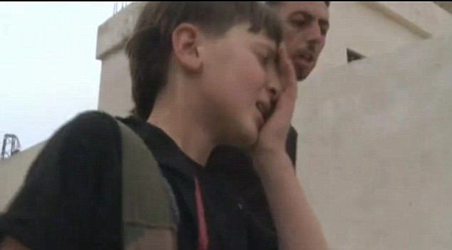 FOTO. Imaginea tulburatoare a copilului-soldat care invata ce este moartea