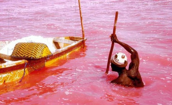 Unul dintre cele mai misterioase locuri din lume. Cum a ajuns acest lac sa fie ROSU. Galerie FOTO